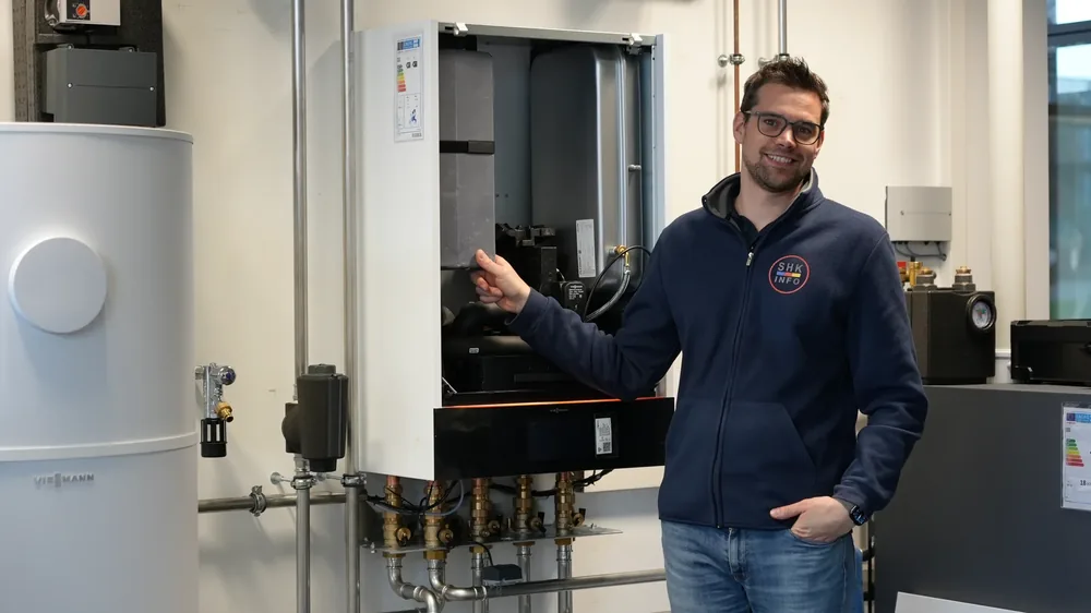 Marcel von Zons erklärt eine Wärmepumpenanlage im Schulungsraum der SHK Academy