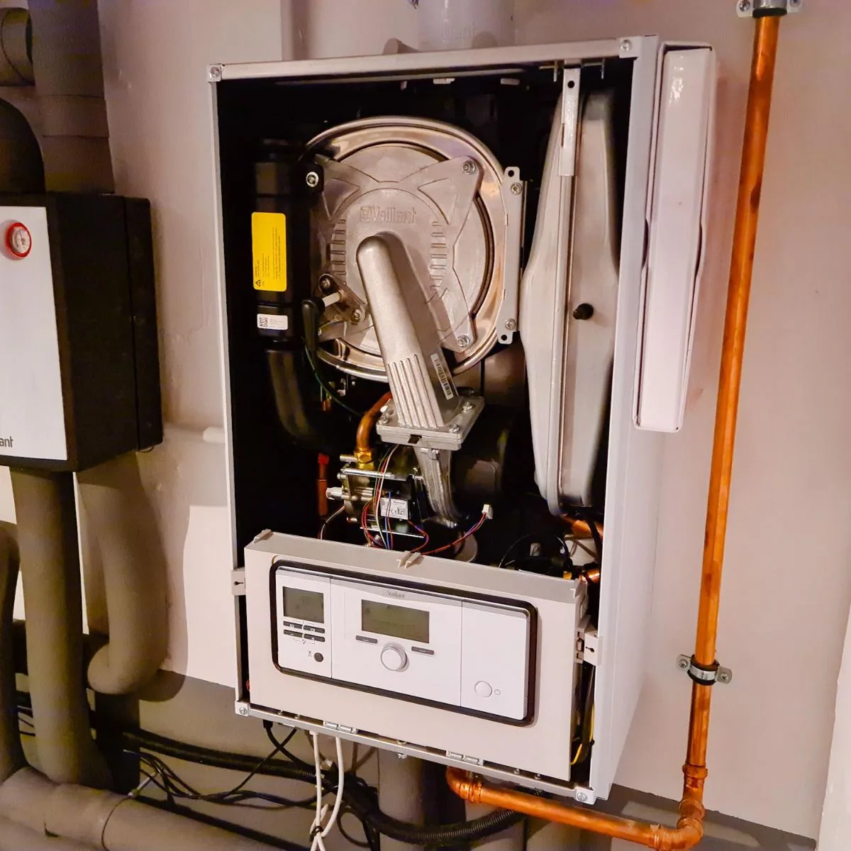 Geöffnete Gastherme mit Wärmetauscher und Pumpe