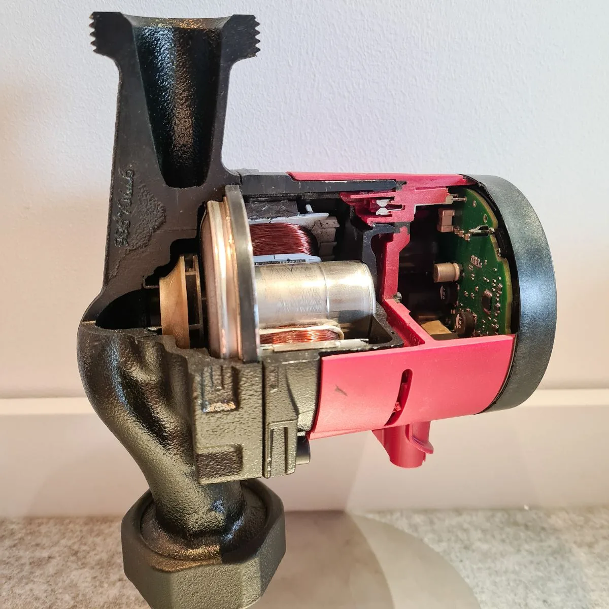 Schnittmodell einer Hocheffizienzpumpe mit Permanentmagnetmotor